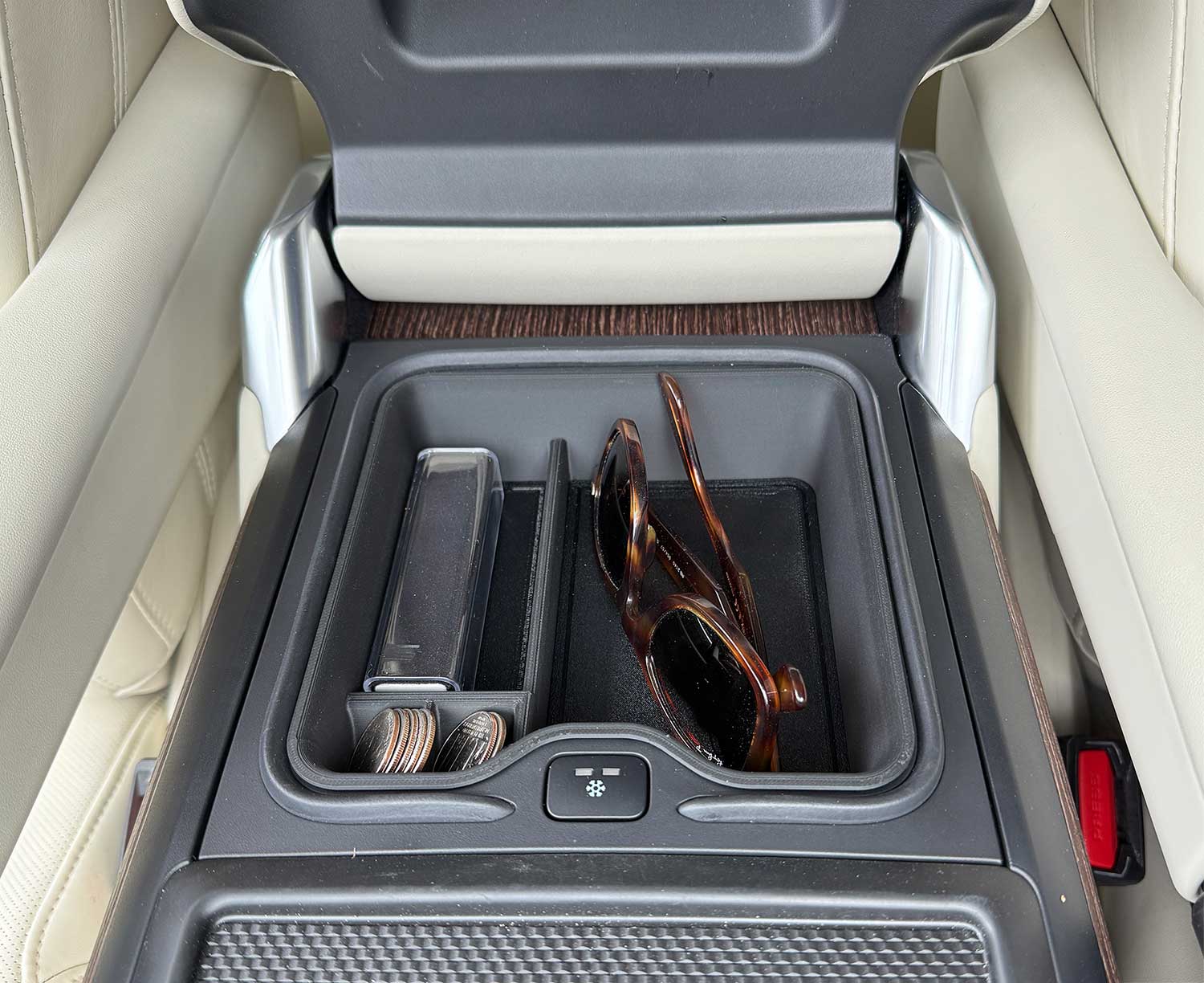 Empty space without The Range Rover Armrest Organizer